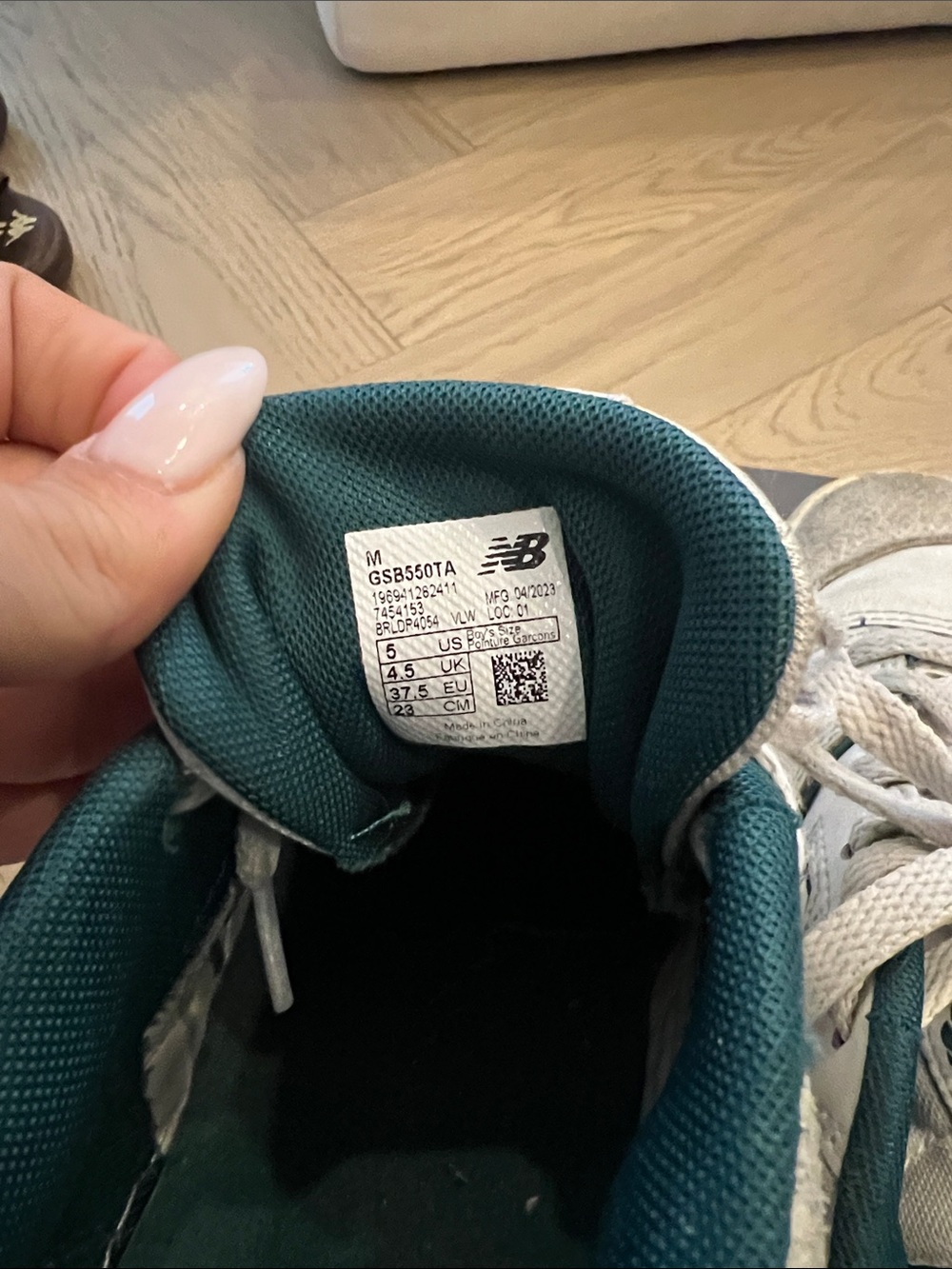 New Balance Kids 550 Sneakers in White and Green - Picture 3 of 5